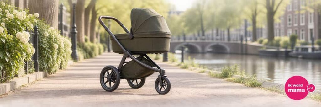 Sfeerbeeld bij kinderwagen met 3 wielen met het ik word mama-logo